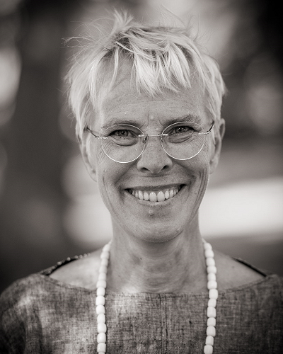 Karin Dellby, svartvit porträttbild.