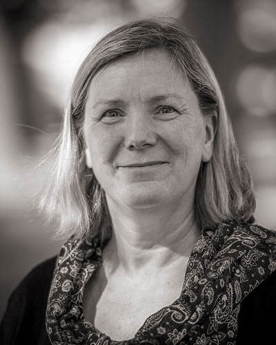 Susanne Blomkvist, svartvit porträttbild.